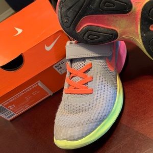 1Y Nike Revolution 4 Fade girls shoes